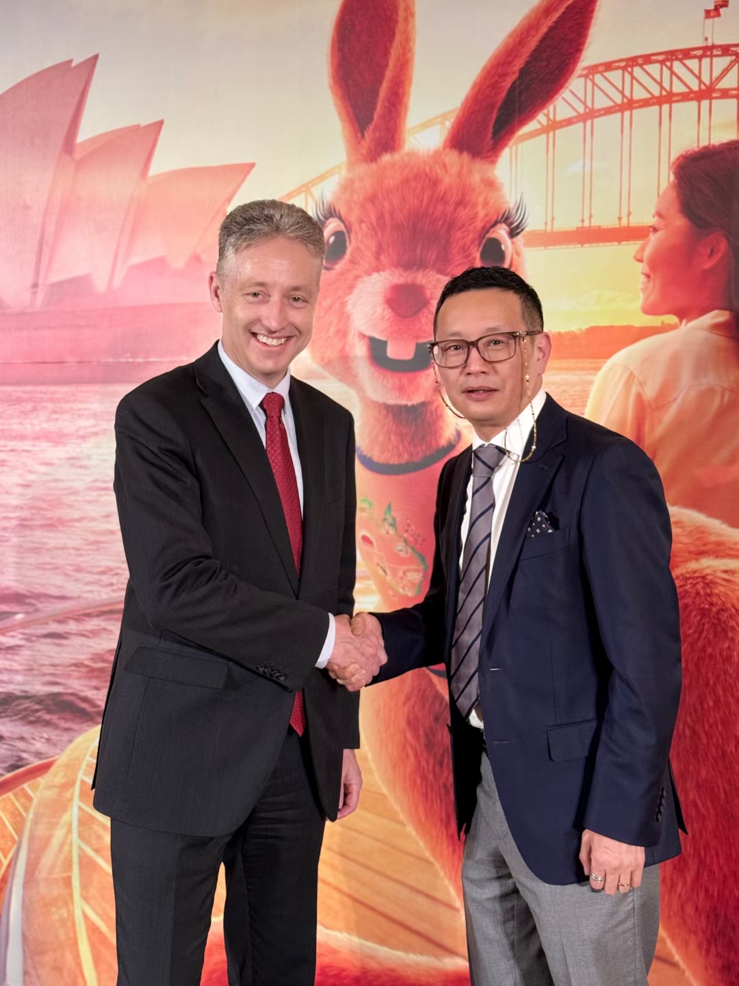 与澳大利亚大使合影