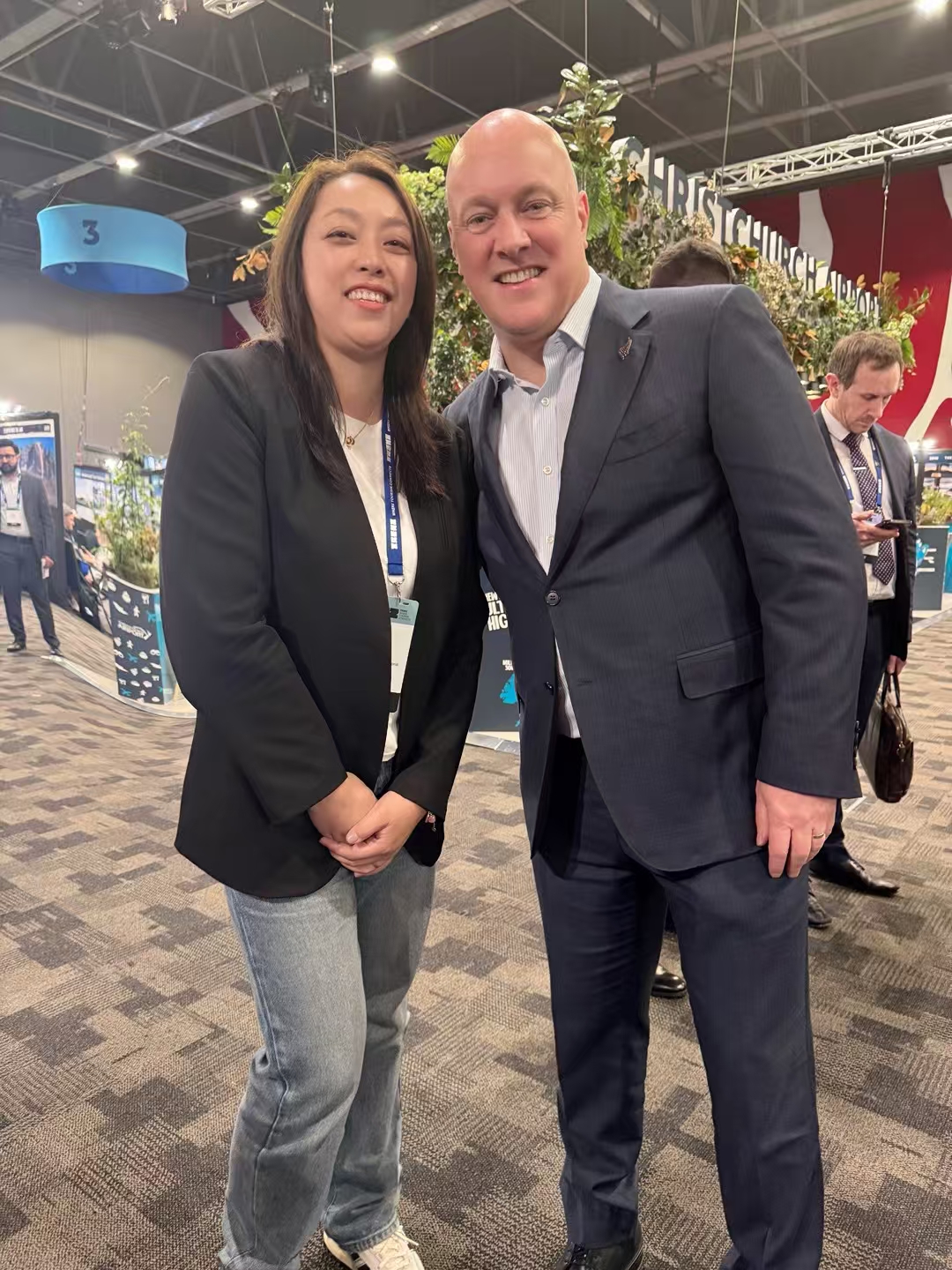 与新西兰总理合影